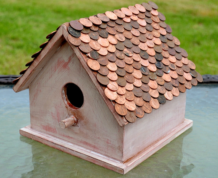 Vogelhaus aus Holz selber machen, das Dach mit Münzen bekleben, DIY Projekte für Erwachsene