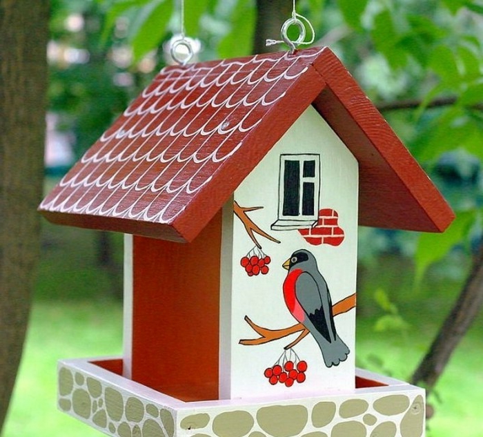 Nistkasten aus Holz, Fenster, Dachziegel und Vögelchen aufgezeichnet, tolle Dekoration für Ihren Garten