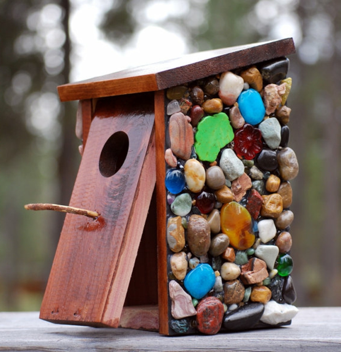 Nistkasten aus Holz mit bunten Dekosteinen bekleben, Vogelhäuschen und schöne Garten- oder Balkondekoration zugleich