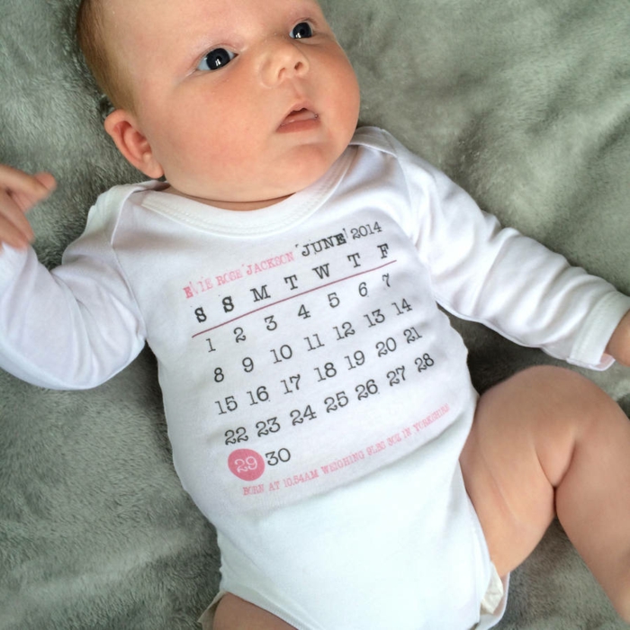 Babybody mit Kalender, das Geburtsdatum ist markiert, personalisiertes Geschenk zur Geburt