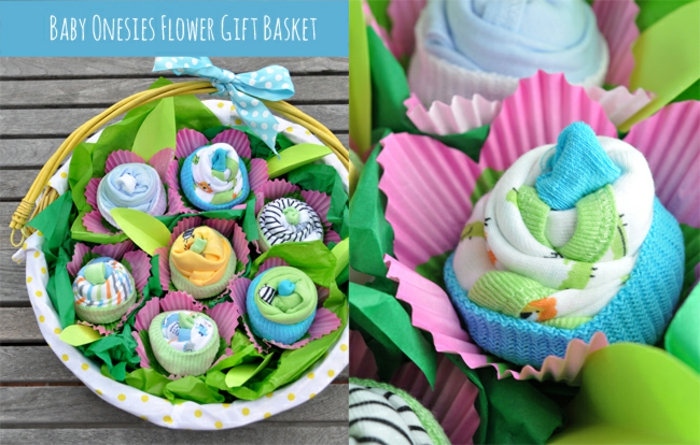 Korb voller Cupcakes aus Babysöckchen und Tüchern in vielfältigen Farben, mit großem Band verziert