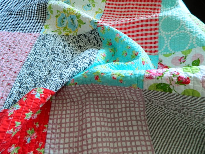 Quilt nähen - eine schöne Decke aus vielen verschiedenen Stoffen, jeder mit unikalen Muster