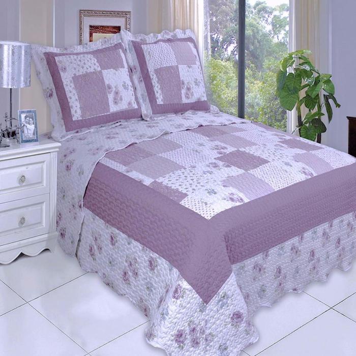 Quilt nähen in lila Farbe im Schlafzimmer von einem Paar und mit lila Blumen versehen
