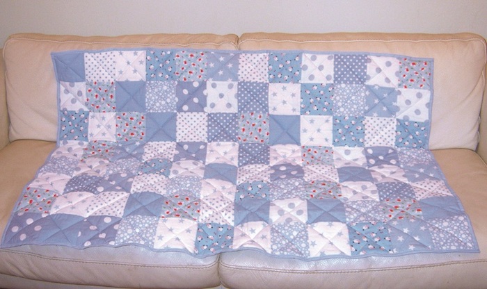 Patchworkdecke nähen - eine blaue kuschelige Decken mit kleinen Motiven