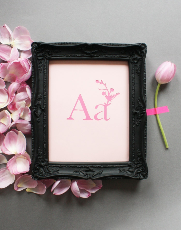 Bilderrahmen mit Anfangsbuchstabe, rosafarbene Tulpe und Blüten daneben, personalisiertes Geschenk zur Geburt