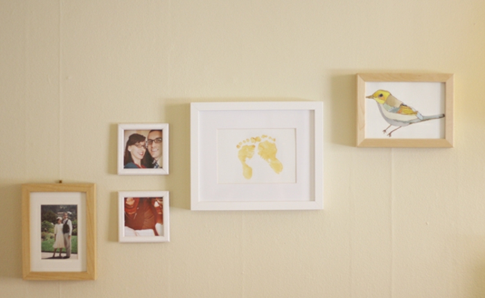 Fußabdrücke in Bilderrahmen, schöne Geschenkidee für junge Eltern, an Wand aufgehängt