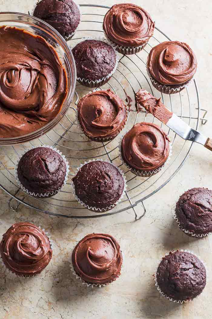 schokoladensorten zum genießen schokolade bio roh auf den muffins schmieren mit einem kochpinsel muffins