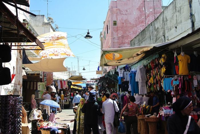 die altstadt medina von rabat menschen gehen dort einkaufen schöne produkte und stoffe aus marokko