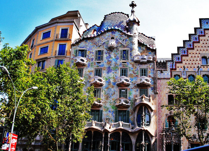 barcelona interessante orte, bunte gebäude mit interessanter architektur, casa batallo