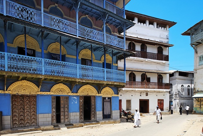 sansibar urlaub die einzigartige architektur auf der insel genießen blaues gebäude weiße gebäude goldene deko straße in sansibar