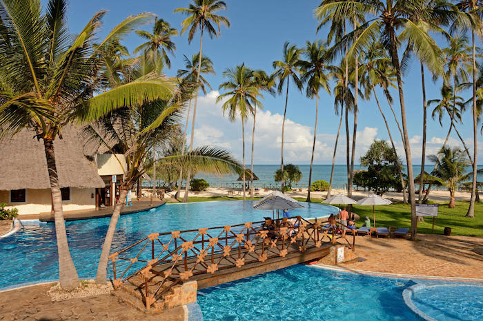 schönste strände sansibar luxushotel in zanzibar palmen künstliche kleine brücke schwimpool pool golf resort insel leben