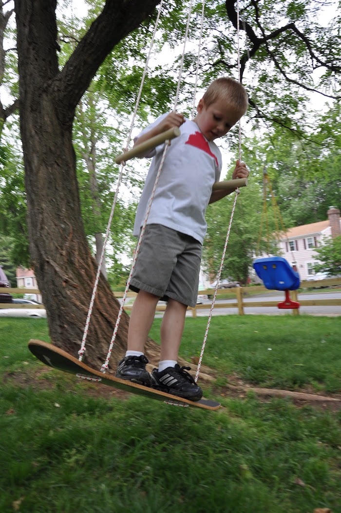 schau Schaukel selber bauen aus einem alten Skateboard mit Griffen und Seilen