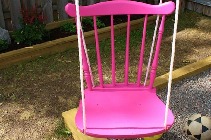 die alte Stühle aus dem Kindergarten können wiederverwertet werden und als Schaukelgestell verwendet