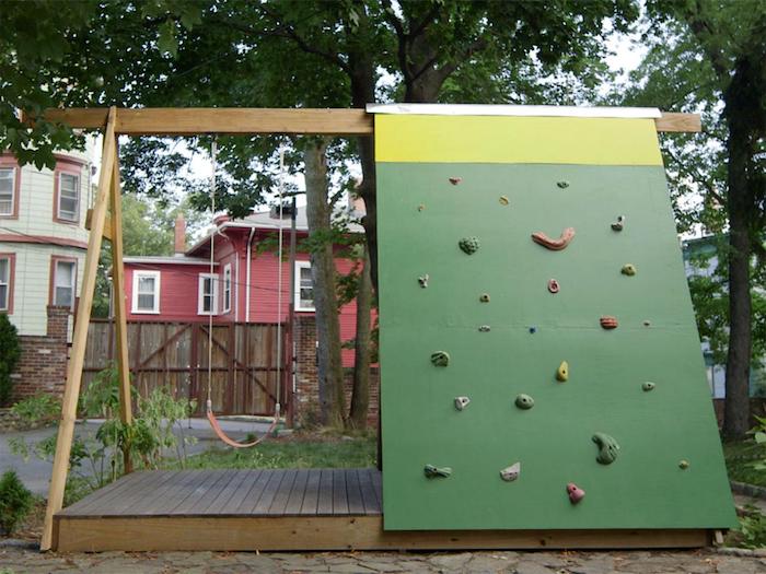 Kinderschaukel im Garten mit einer Kletterwand - alles, was das Kind zum Spielen braucht