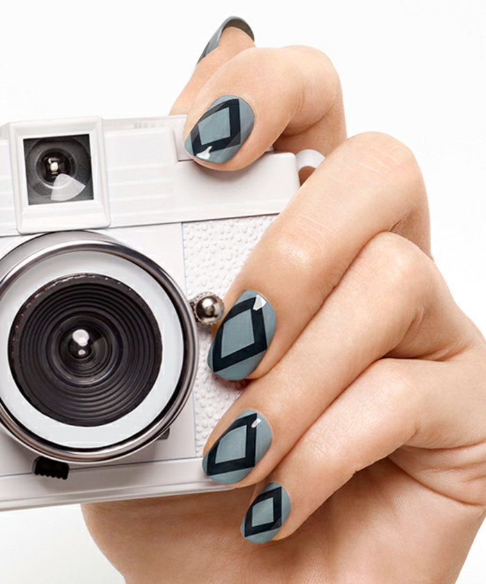Schlichtes Nageldesign in Grau und Schwarz, ovale Nagelform, Idee für Winternägel, weißer Fotoapparat