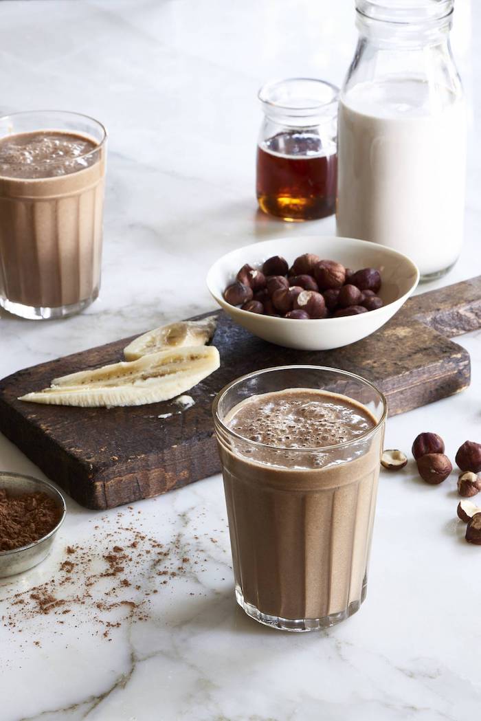 schokolade kaufen kakaobohnen zur zubereitung von schoko smoothie mit bananen honig und soja milch ideen