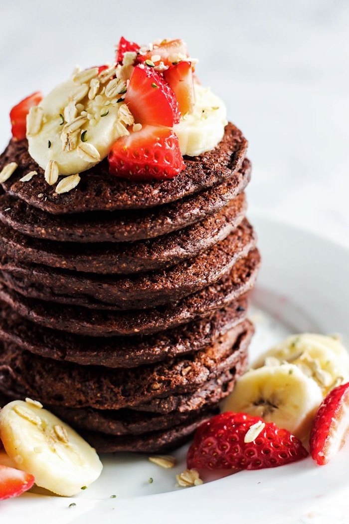 schokolade vegan ideen für gesundes frühstück vegane pfannkuchen mit schokolade und haferflocken garniert von bananen und erdbeeren