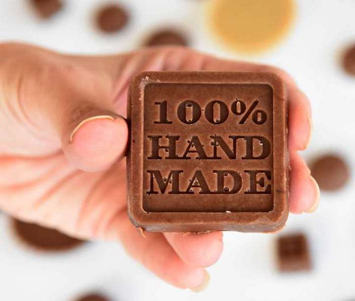 schokolade kaufen hausgemachte schokolade mit stempel schokolade in der hand halten foto machen 