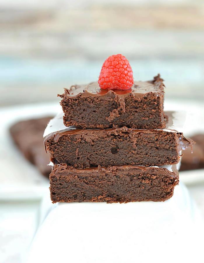 schokoladenherstellung brownie selbst gemachter bio nachtisch gesunde rezepte zum genießen himbeer deko auf dem kuchen