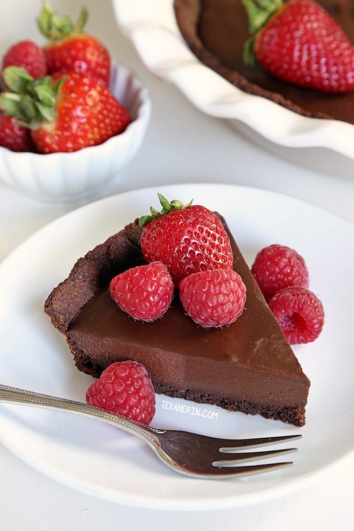 schokoladenherstellung zu hause selbst gemachte rezepte für gesunde nachtische schoko mousse kuchen himbeere erdbeere teller und gabel auf dem tisch