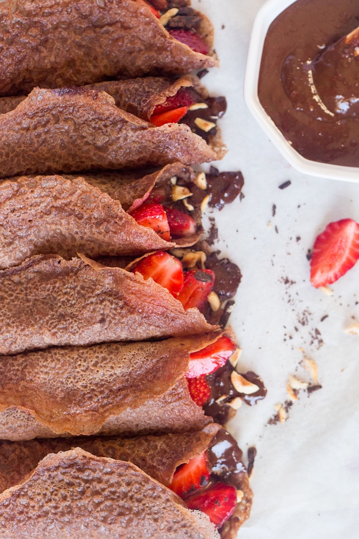 bio schokolade zum genießen pfannkuchen mit kakao in dem teig bio nutella selber zubereiten schmiere erdbeeren deko