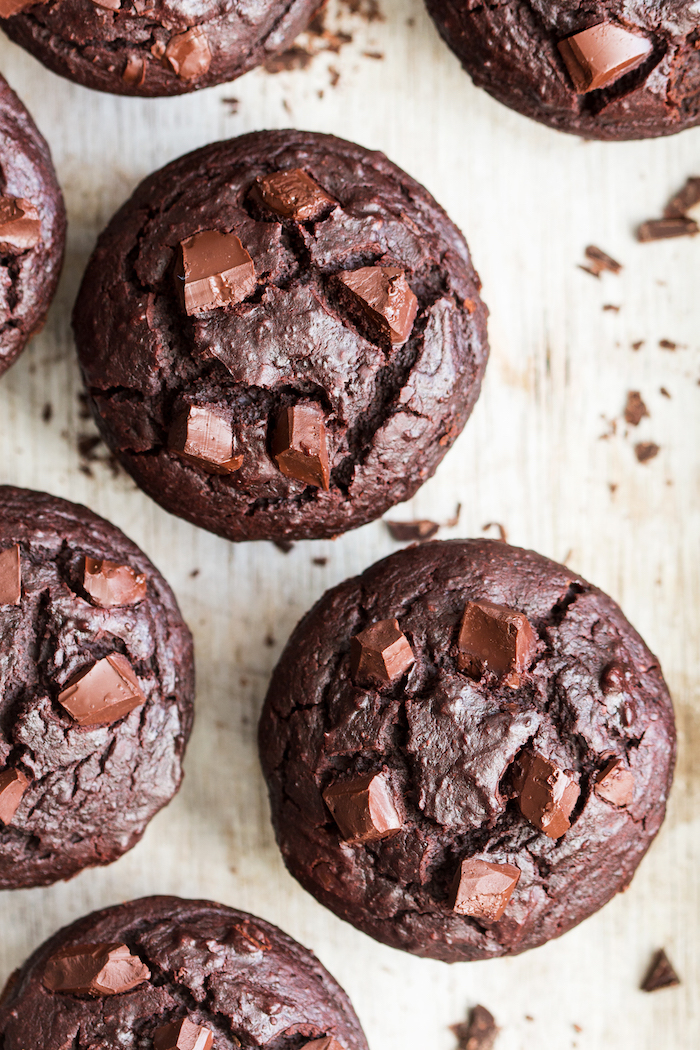 bio schokolade muffins selber zubereiten schokolade und gesunder teig mischen 