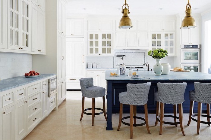 küchen modern schöne idee in weiß und blau graue stühle blauer tisch weiße schränke
