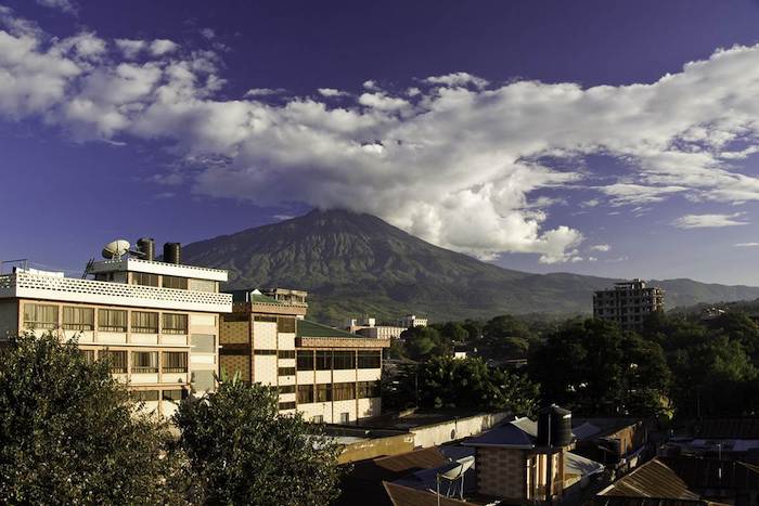 kilimanjaro gebirge auf insel sansibar himmel mit wolken gebäuden in sansibar natur