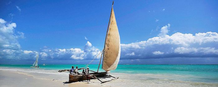 schönste strände sansibar erfahrungen boot auf dem strand ozeanküste himmel blaues wasser