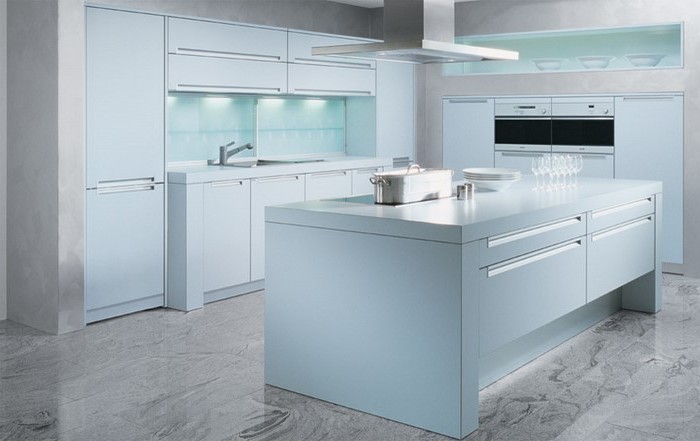 küche modern weiss, grau und blau schöne nuancen beleuchtung in der küche