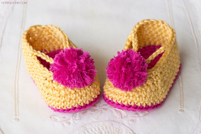 Selbstgestrickte Babyschuhe in zwei Farben, schönes selbstgemachtes Geschenk für Mädchen