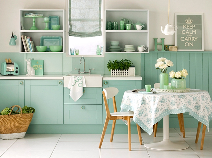 farbe mintgrün küchendesign küchenfarben grün weiß blau schöne weiße rosen in vasen kreative ausstattung korb shoppingkorb kräuter