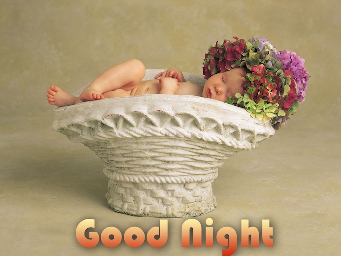 good night - lustige gute nacht bilder - ein kleines schlafendes baby mit roten, grünen und pinken blumen