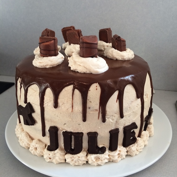 Schokoladentorte für Julie mit Kinderriegel Dekoration - Torte aus Kinder Schokolade