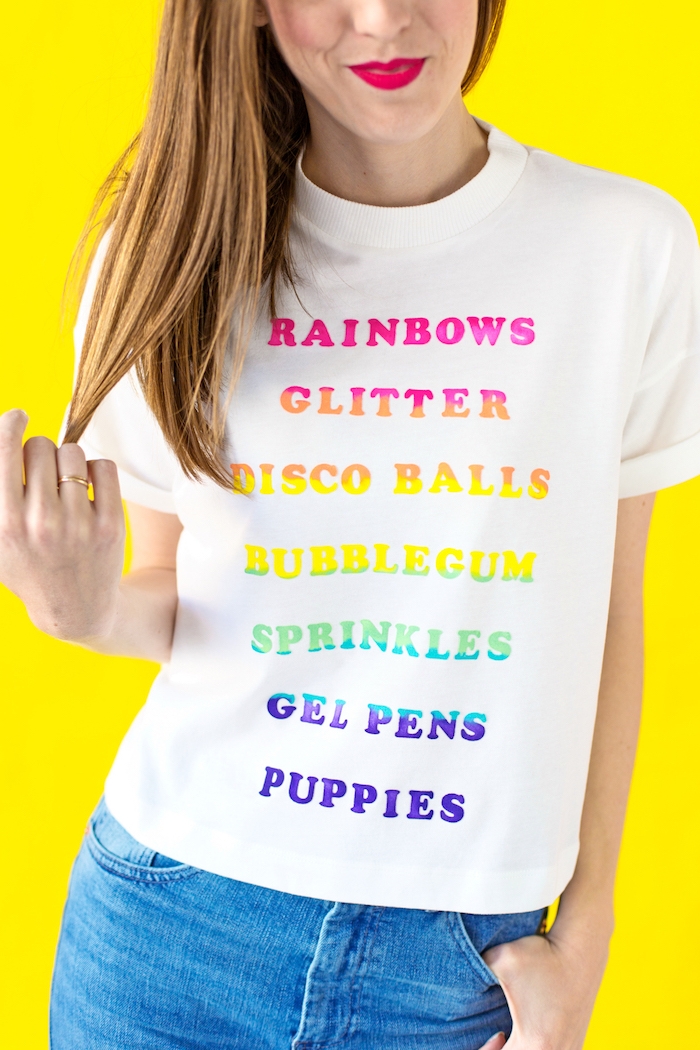 bedruckte T-shirts in den Farben von Regenbogen auf ein weißes T-shirt