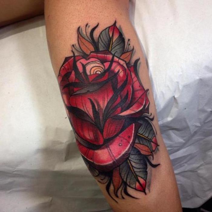 tattoo blume, große rote rose am arm, farbiges rosen-tattoo