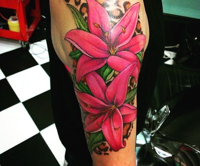 tattoo bedeutung, große farbige tätowierung mit rosa lilien