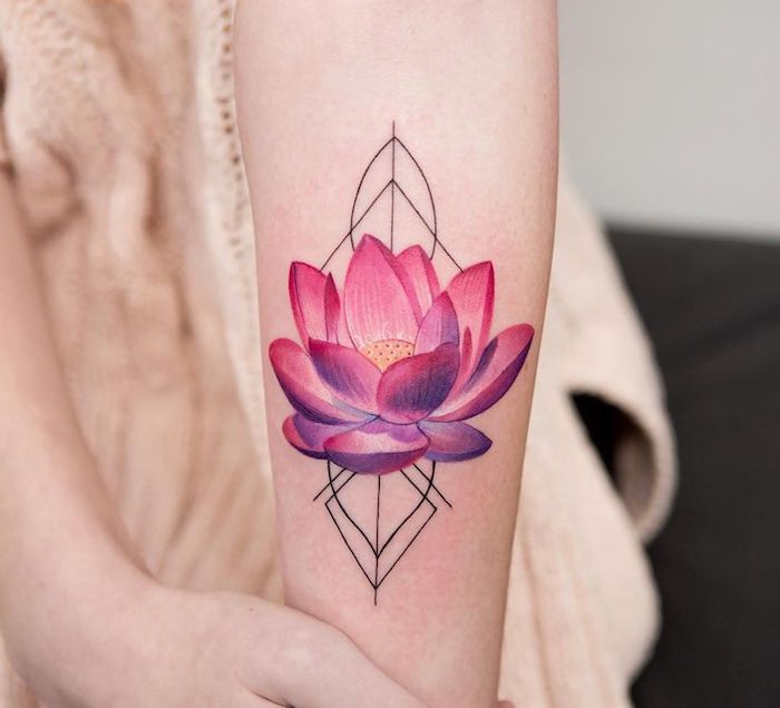 tattoos blumen, rosa lotus in kombination mit geometrischen motiven am unterarm