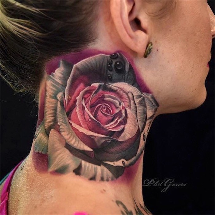 tattoo blume, frau mit großer realistischer rosen-tattoo am nacken
