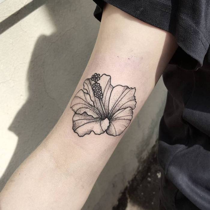 tattoo blume, kleine schwarz-graue tätowierung am arm, tattoos für frauen