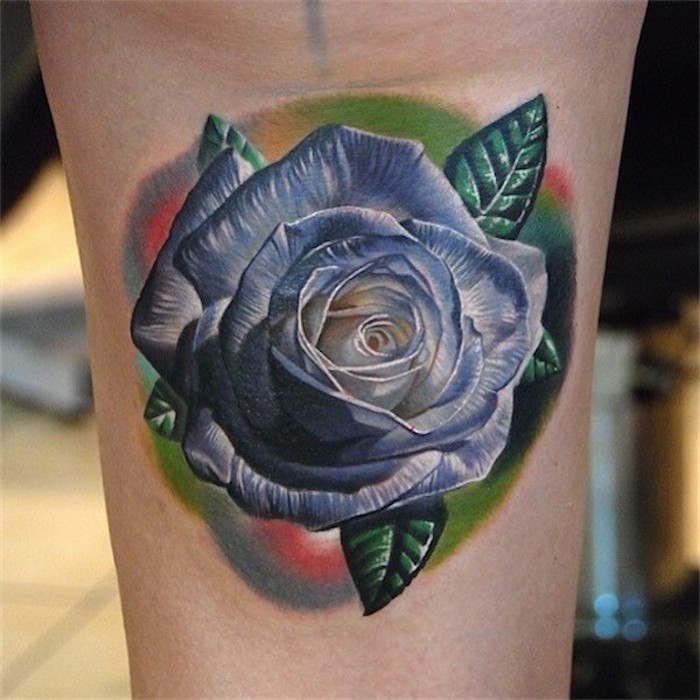 tattoos blumen, super realistische himmelblaue rose am arm
