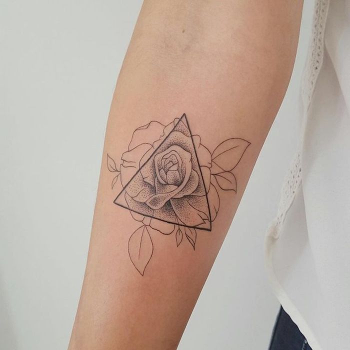 tattoos blumen, kleine tätowierung mit geometrischen motiven und rose