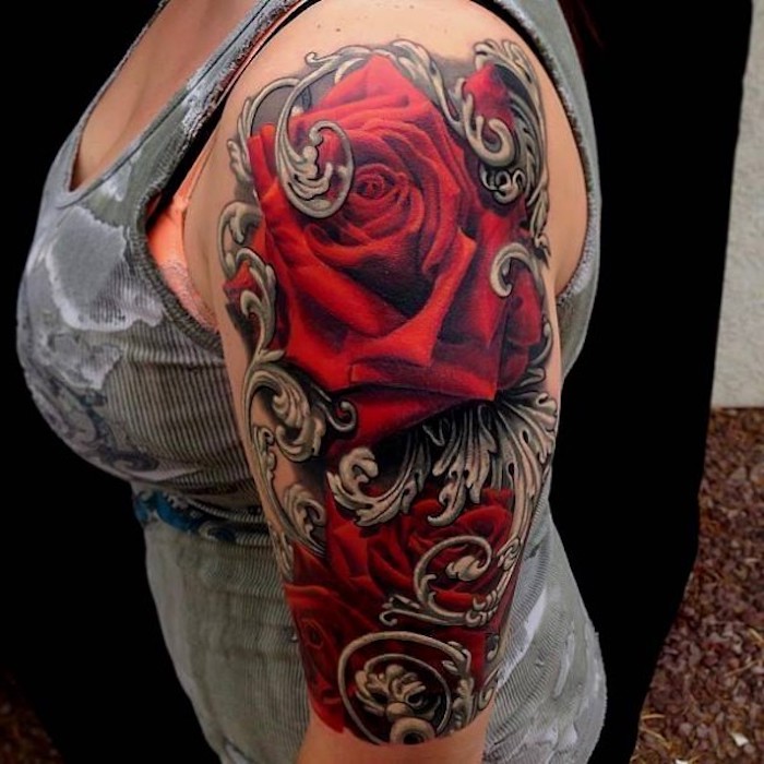 blumen tattoos für frauen, frau mit großer tätowierung, rote rosen