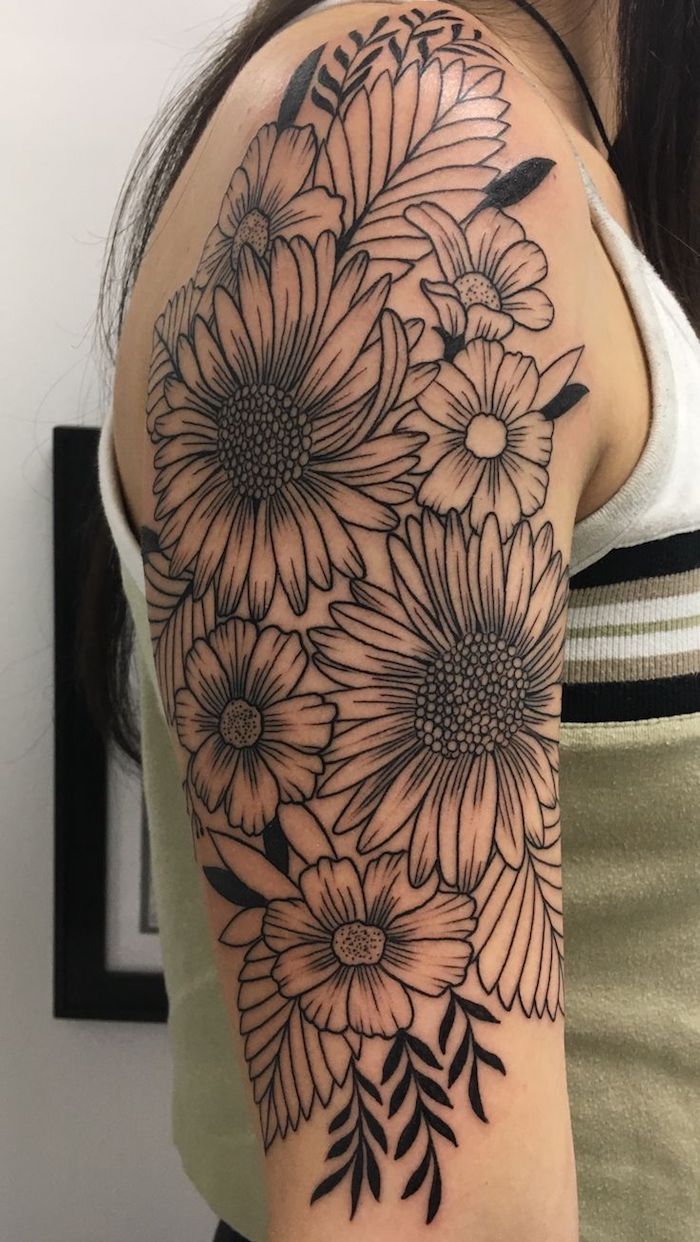 tattoo blumenranke, schwarz-graue tätowierung mit großen blüten
