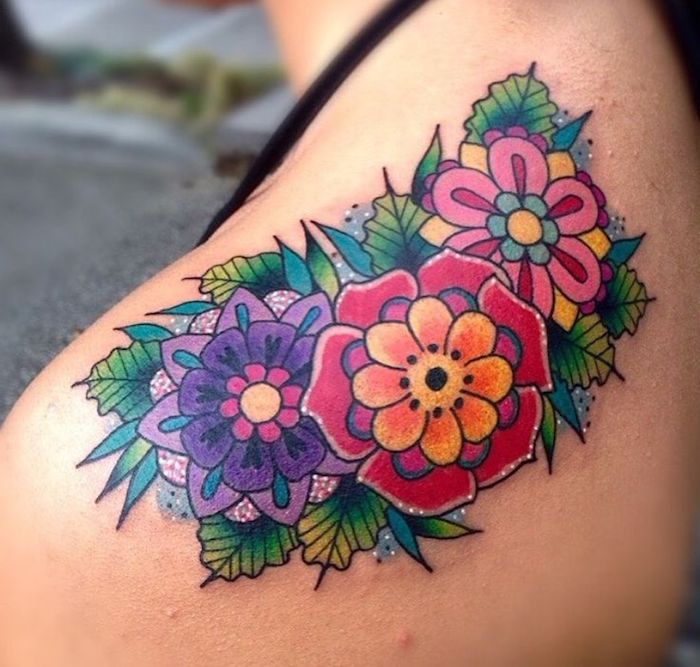 tattoo rücken frau, farbige tätowierung mit blüten am schulter