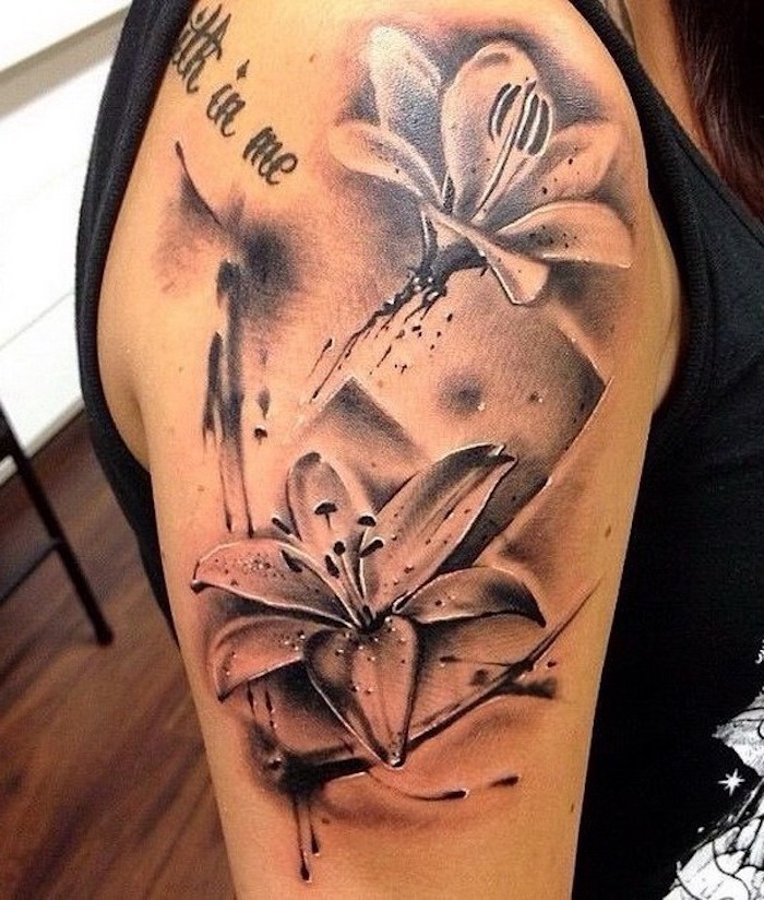 tattoos blumen, große schwarz-graue tätowierung mit lilien-motiv