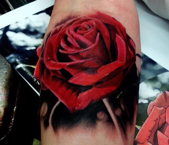 tattoo blume, große realistische rote rose am arm, rosen-tattoo