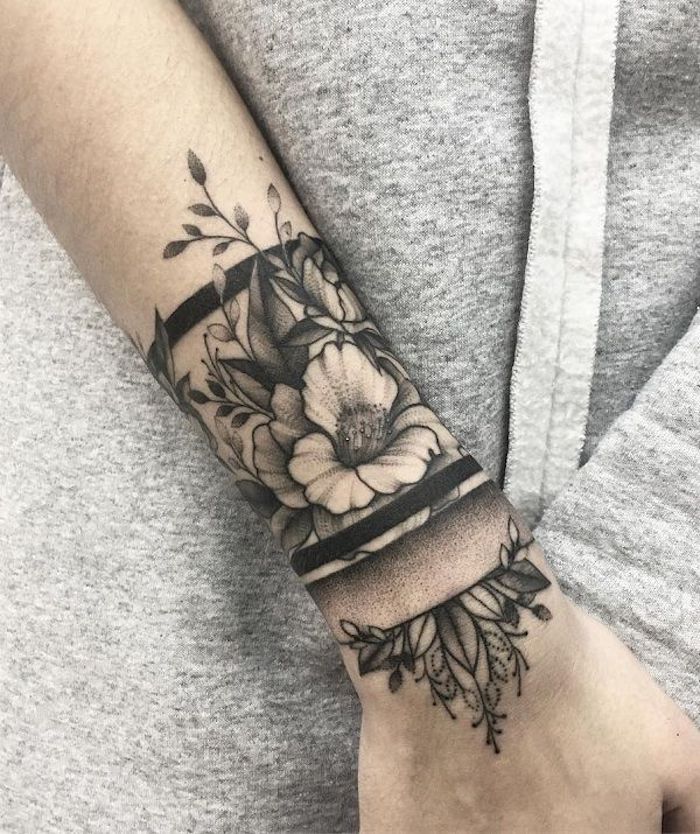 blumen und ihre bedeutung, schwarz-graues armband tattoo am unterarm