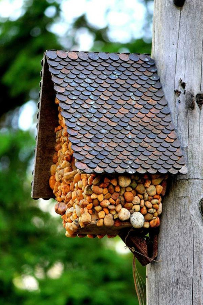 Nistkasten selber bauen, Schritt für Schritt Anleitungen, Vogelhäuschen mit kleinen Steinen bekleben