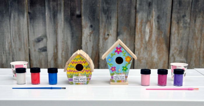 Vogelhäuser aus Holz bunt bemalen, tolle DIY Projekte für Kinder, verschiedene Farben, Häuschen verzieren